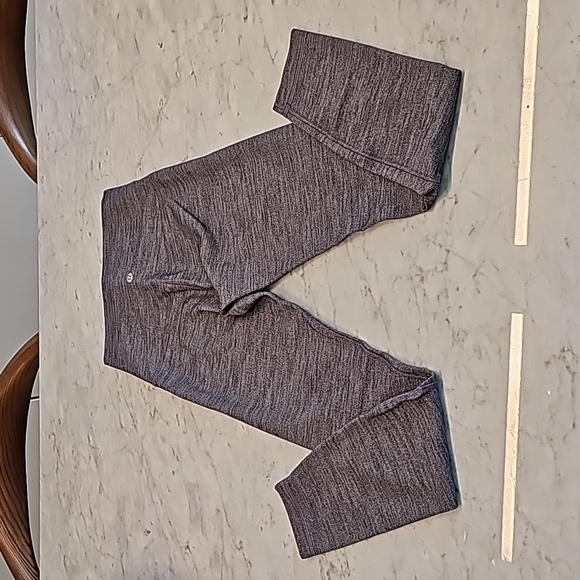 Excellent condition lululemon Align High-Rise Pant 25", heathered grey, size 4 - Picture 2 of 5